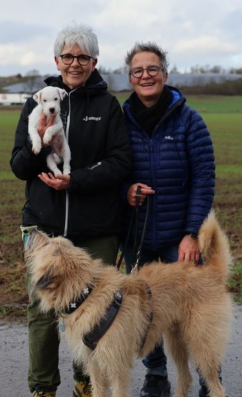 Christiane Bachner und Myriam Schmieder mit Basti und Beppo